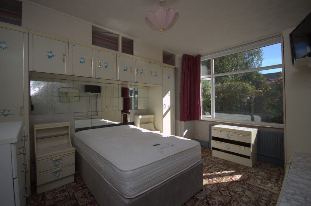 Lot: 107 - DETACHED BUNGALOW FOR IMPROVEMENT - Main bedroom